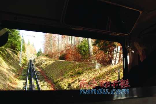 小火車一路向上，沖破云層，豁然開朗，乘客們的歡呼聲適時響起，一切漸入佳境。