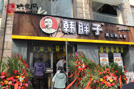 　　“韓胖子”千只茶香雞茶香鴨捐贈環(huán)衛(wèi)工人、農(nóng)民工學(xué)子和鄭州市社會福利院。