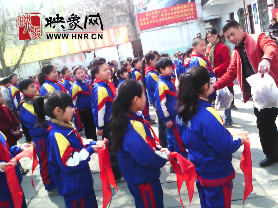 　　“韓胖子”千只茶香雞茶香鴨捐贈環(huán)衛(wèi)工人、農(nóng)民工學(xué)子和鄭州市社會福利院。