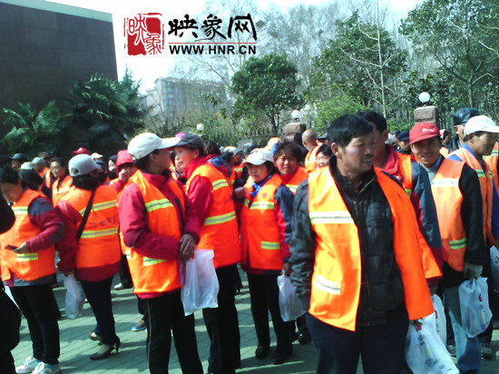 　　“韓胖子”千只茶香雞茶香鴨捐贈環(huán)衛(wèi)工人、農(nóng)民工學(xué)子和鄭州市社會福利院。