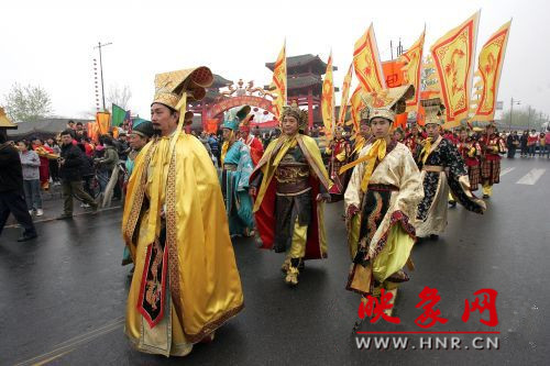 　　3月30日上午,開封市舉行2013中國(guó)(開封)清明文化節(jié)踏春巡游活動(dòng)?！?　　