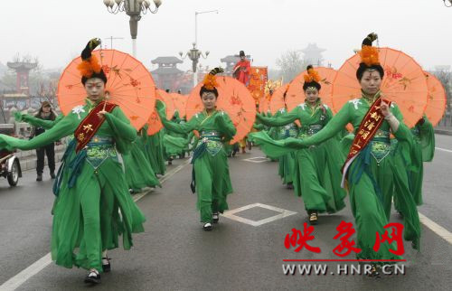 　　3月30日上午,開封市舉行2013中國(guó)(開封)清明文化節(jié)踏春巡游活動(dòng)?！?　　