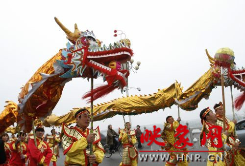 　　3月30日上午,開封市舉行2013中國(guó)(開封)清明文化節(jié)踏春巡游活動(dòng)?！?　　