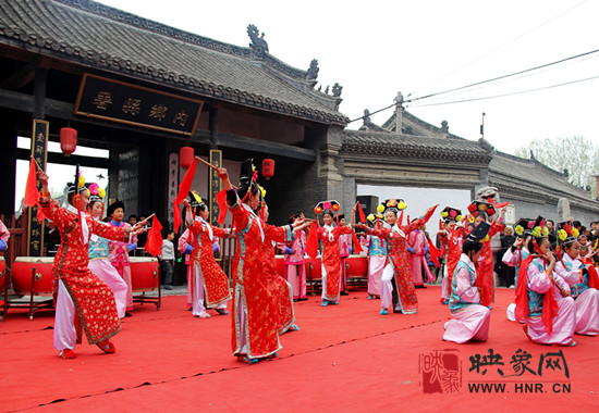 游客參觀清明小長(zhǎng)假新推出的本土特色節(jié)目《鼓樂(lè)迎賓》。