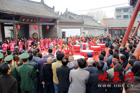 游客參觀清明小長(zhǎng)假新推出的本土特色節(jié)目《鼓樂(lè)迎賓》。