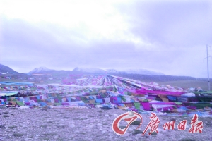 沿途遍地可見的五彩經(jīng)幡。