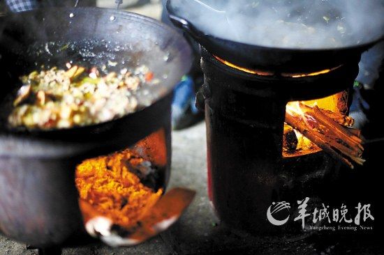 　　吃幾頓土家飯,喝幾杯土家酒,嘗幾塊土家肉。