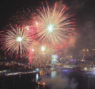高雄藝術節(jié)在光榮碼頭海面施放海港煙火,燦爛奪目的火花非常壯觀。圖片來源: 臺灣