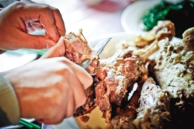 在西北大多數(shù)地區(qū),手抓肉是最普遍最經(jīng)濟(jì)的羊肉吃法。