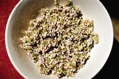 作為香料的扎蒙是一種陜北常見的細(xì)碎野花。