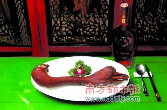人頭馬誠(chéng)印干邑白蘭地是高端宴席的佐餐佳釀，圖為鹵水老鵝頭
