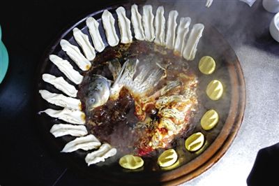 黃驊鍋灶魚，將海魚與面食相互搭配。農(nóng)業(yè)與漁業(yè)、土地與海洋，在這里構(gòu)成了微妙的平衡。