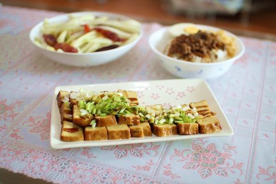 　　對于一碗鹵肉飯來說,完全不需要濃墨重彩的配其他煎炸食物,只需要搭上清爽的豆干、爽口的蘿卜即可。