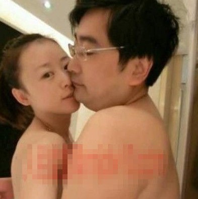 女主播紀(jì)某與國家檔案局官員范某。