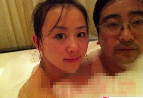 女主播紀(jì)某與國家檔案局官員范某。