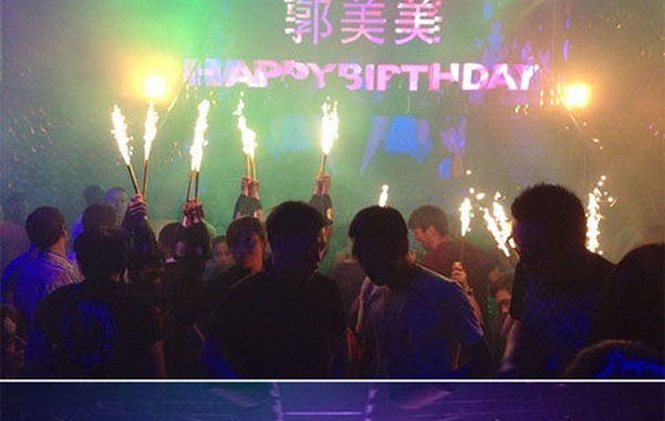 2013年6月16日下午，郭美美在網(wǎng)上曬出一組慶生照。通過照片可以看出，酒吧的巨大舞池中燃放焰火