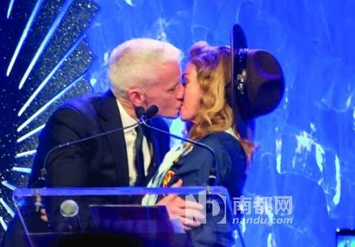 16日，麥當娜在紐約舉行的第24屆同志媒體獎頒獎禮上，頒獎給美國CNN主播安德森-庫珀，獲對方獻吻