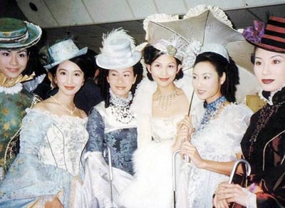 陳慧珊（左三）曾經(jīng)在TVB諸多美女中氣質出眾