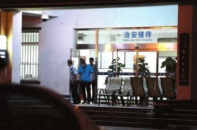 釋小龍走出派出所。