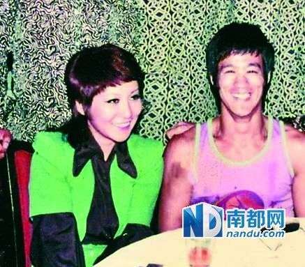 從當時拍到的很多李小龍和丁佩一起的照片中可以看到，她和李小龍的發(fā)型是一樣的。