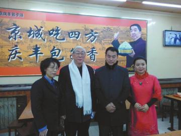 吳頌今（左二）、王樹(shù)才（左三）、談芳兵（右一）與店長(zhǎng)合影。