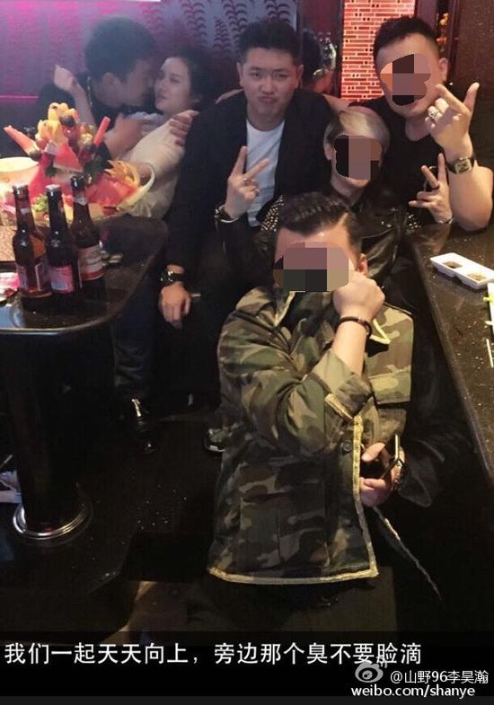 田源朋友辟謠稱左側(cè)抱著女子親吻的是田源的發(fā)小，女子的男友。