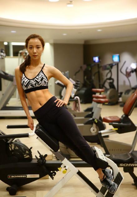 王珞丹曬腹肌照：運(yùn)動是為了更好的吃