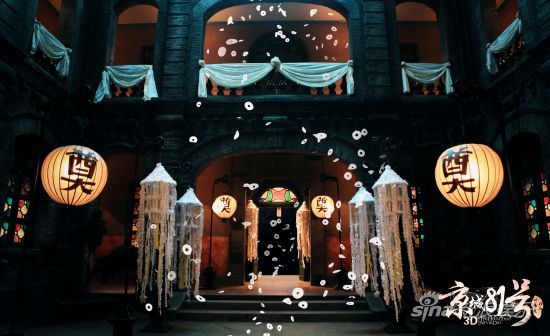 冥婚當夜，霍家大院招魂幡隨風擺動，漫天冥幣飛舞