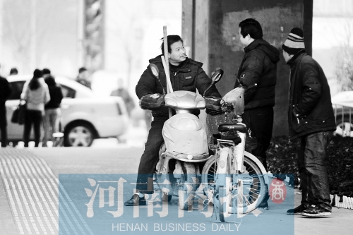 想讓農(nóng)民工安定下來，城市要給他們相應(yīng)的福利待遇，還有家的感覺