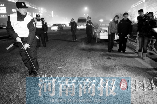特警隊(duì)員在清查中使用阻車釘，應(yīng)對(duì)惡意闖崗或攔截駕車逃竄行為 河南商報(bào)記者 王春勝/攝