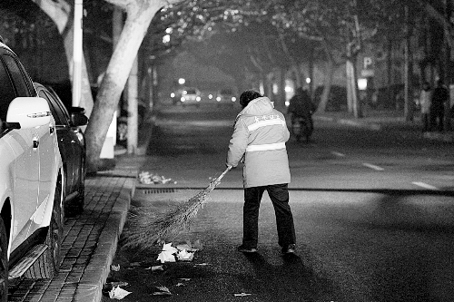 清晨六點(diǎn)，鄭州市經(jīng)七路，一名環(huán)衛(wèi)工開始了一天的工作。