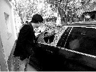 有個人晃了一圈后，寶馬、現代、越野的車窗都“長”出大窟窿