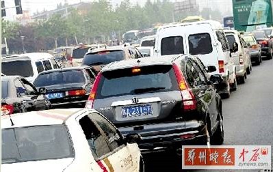晚高峰的花園路車流密不透風(fēng) 鄭州晚報(bào)記者 周甬 圖