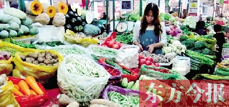 　　隨著氣溫升高，蔬菜供應(yīng)量增加，近期我省菜價(jià)呈現(xiàn)穩(wěn)中下降趨勢