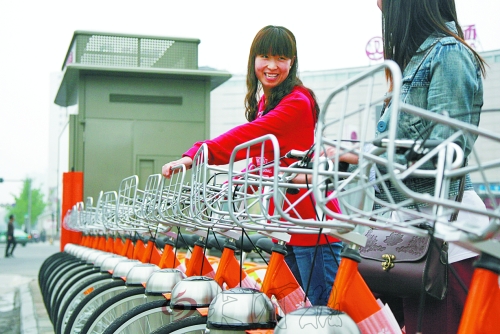 　兩位年輕人對(duì)街頭的免費(fèi)公益自行車(chē)很感興趣