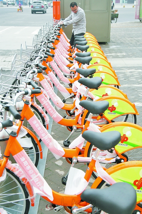 市民坐上免費(fèi)公益自行車(chē)體驗(yàn)