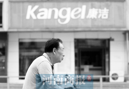 　這一切，將會(huì)給康潔公司、加盟商，乃至鄭州洗衣行業(yè)，帶來(lái)什么？ 記者 趙卓/攝
