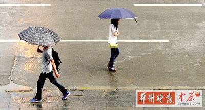 昨天傍晚，市民在雨中行走。