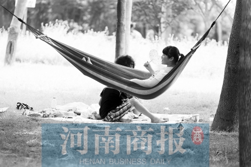 天又熱了起來，外出游玩，記得防曬哦 記者 趙卓/攝　