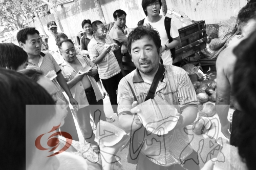 為了表示感謝，陳小立切西瓜分給大家吃。