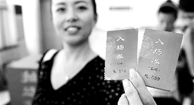 本報記者抽出的兩名消費者代表。