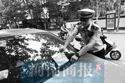 有了這張挪車(chē)卡，不會(huì)泄露隱私，別人又能方便地聯(lián)系上自己記者 邱曉峰/攝