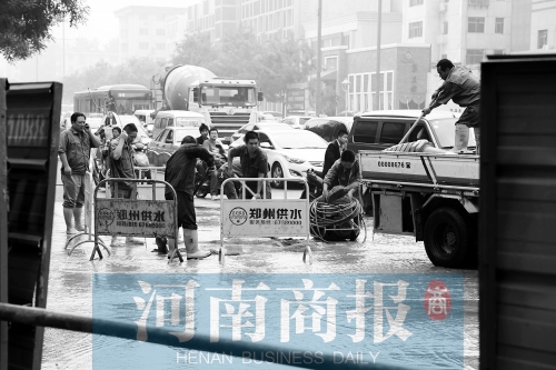 工作人員正在搶修，預(yù)計今晚能恢復(fù)供水