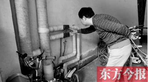 11月11日，一位市民在查看自己的熱計量表