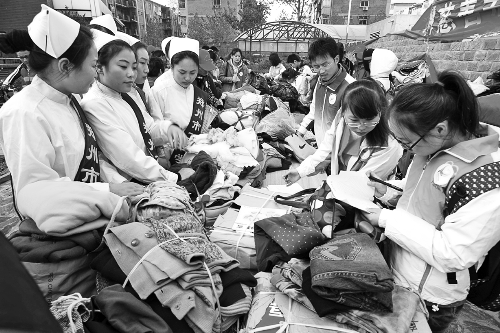 鄭州慈善志愿者暖冬行動(dòng)啟動(dòng)，志愿者將把閑置衣物送給需要的人。