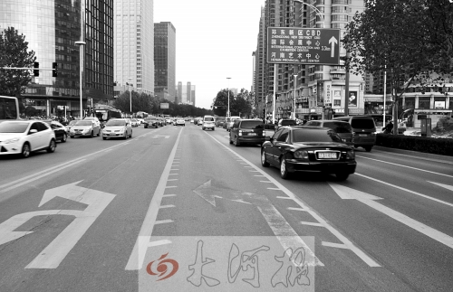 這條畫有多條短斜線的車道就是可變車道，視車流量大小而定，直行車輛多時(shí)它是一個(gè)直行車道，左轉(zhuǎn)車輛多時(shí)它