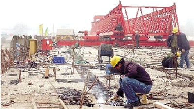 正在建設(shè)的鄭登快速通道跨南四環(huán)大橋。
