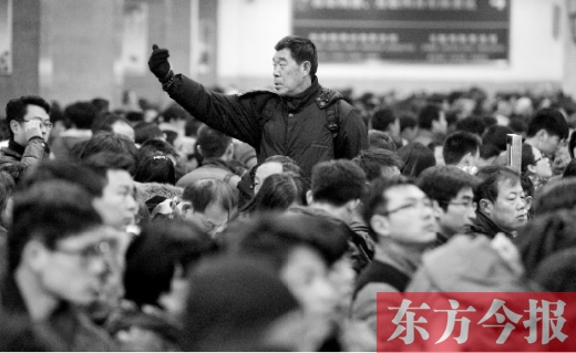 一場雨夾雪讓鄭州火車站的客流又增加了不少。昨天，售票大廳內(nèi)排隊購票的旅客摩肩接踵