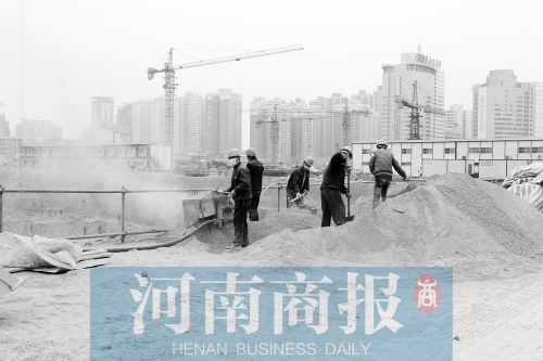 緯二路與東明路交叉口附近，一處工地上塵土飛揚 記者 鄧萬里/攝