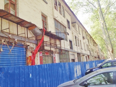 互助路與百花路西南角的危房，附近圍起圍擋。